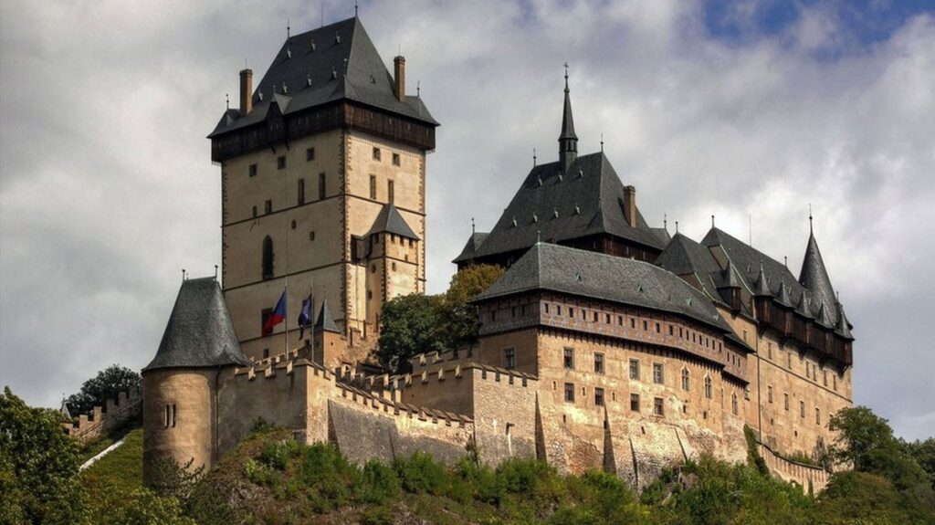 Romantická zřícenina českého hradu obklopená lesem